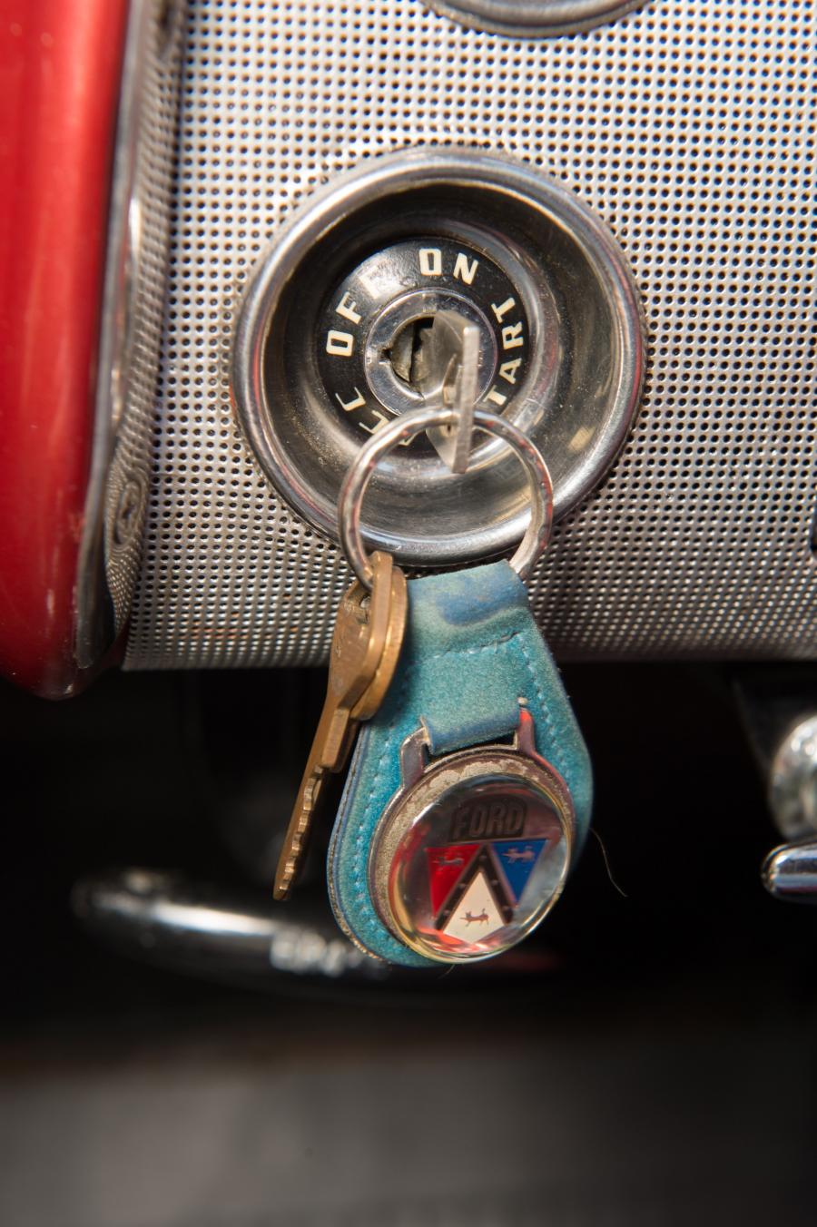  Ford Custom DeLuxe Convertible 1951 года  (фото 10 из 71)
